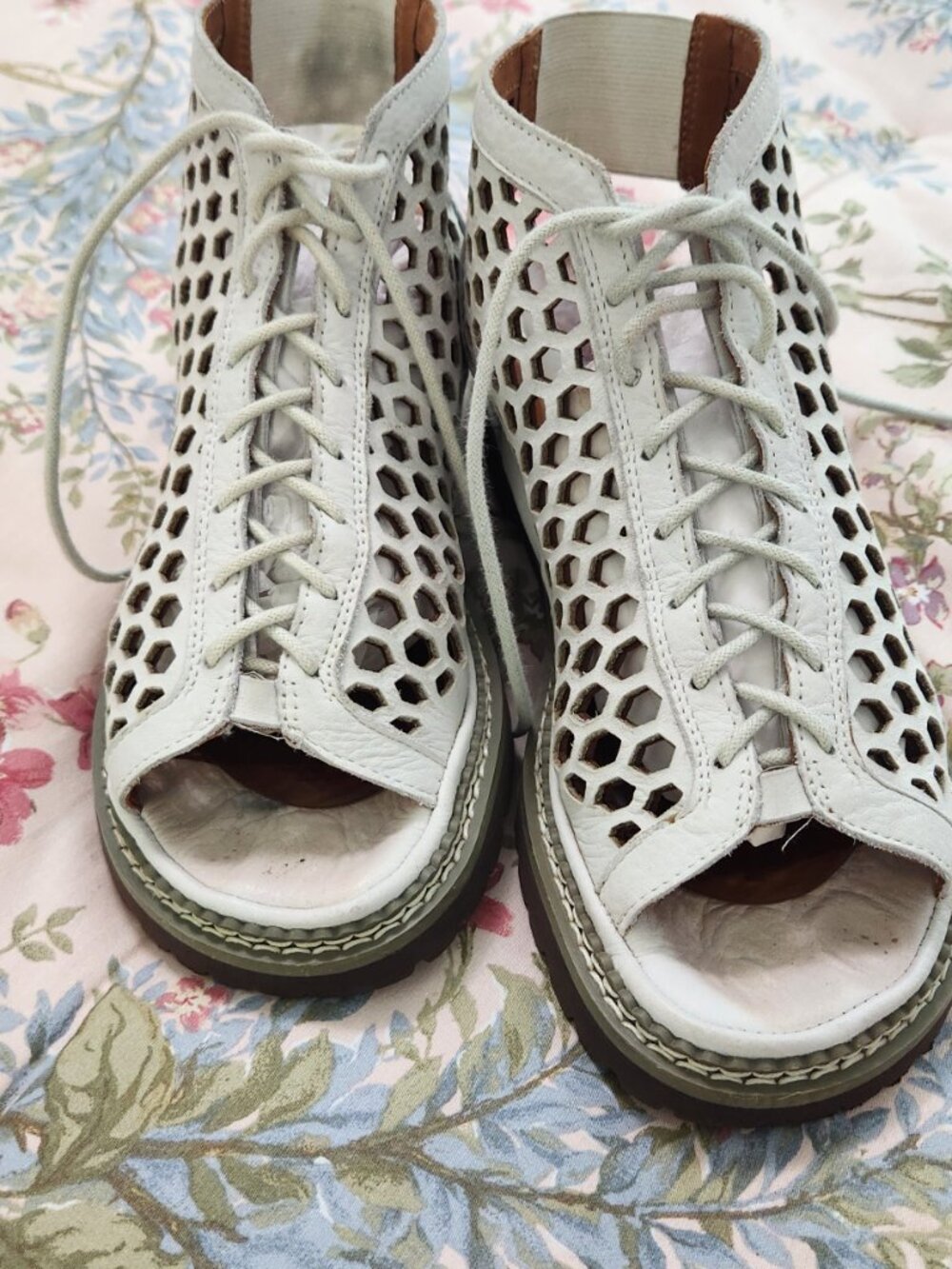 L'Amour des Pieds Adorable White Sandals - Picture 2 of 4